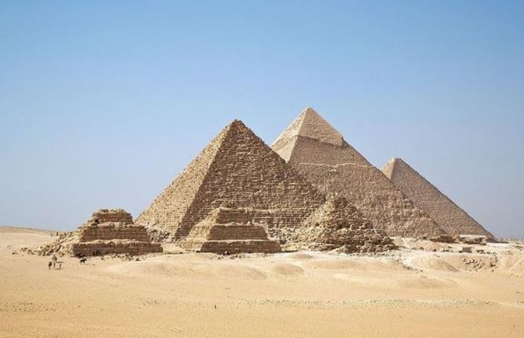 What country would you visit to see the Great Sphinx and the Pyramid of Khufu?